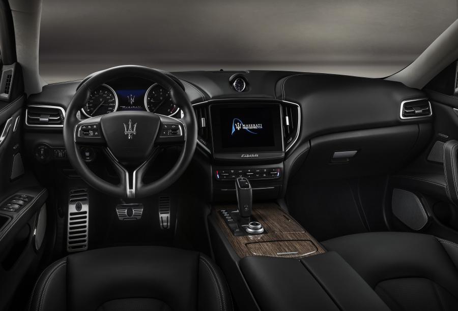 Торпедо Maserati Ghibli S Q4 GranLusso 2017 года  (фото 8 из 43)
